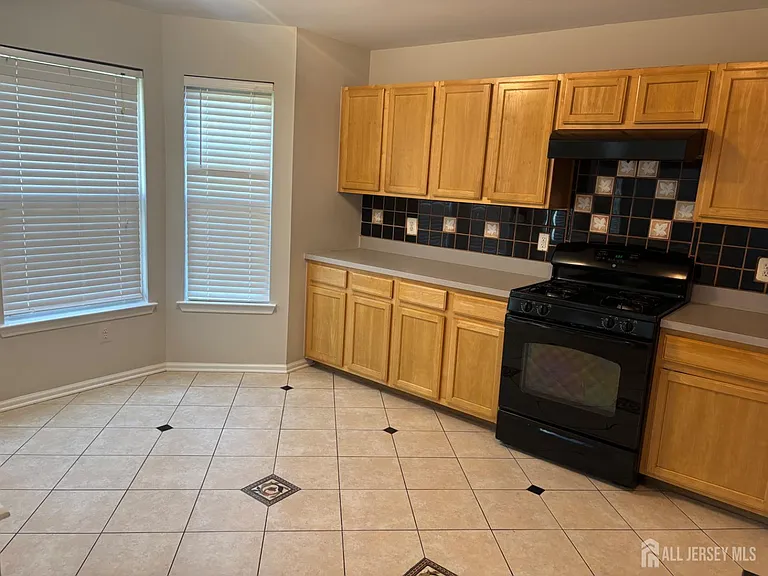 131 Murray Dr — Photo 4