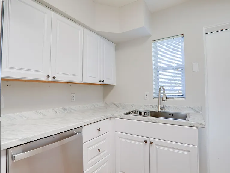 434 E Esther St — Photo 9