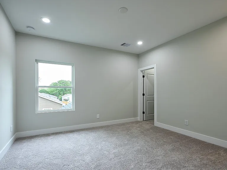 3326 Tuam St — Photo 18