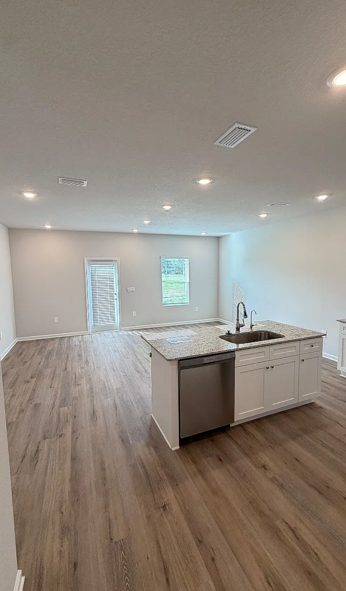 3 bed, 2.5 bath, 1460 sqft, $1,599 — Photo 4
