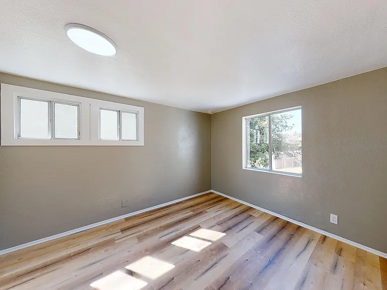 1532 Scott Ave — Photo 15