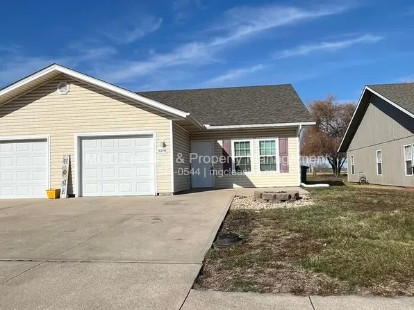 622 Willow Ln APT A, Peculiar, MO 64078