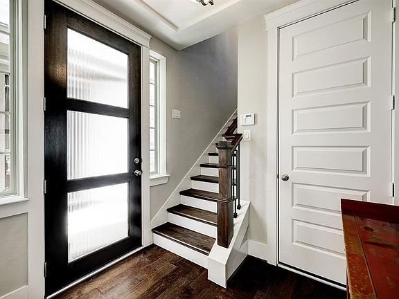 3rd image of 825 Algona Ave