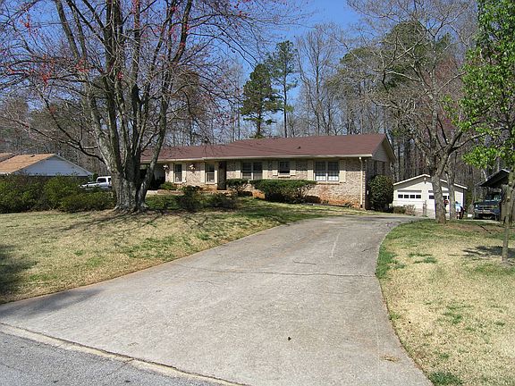 Private drive right to your door.
Separate mailbox at top of driveway
