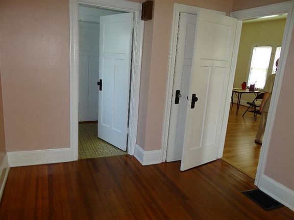 5th image of 212 Warwick Ave