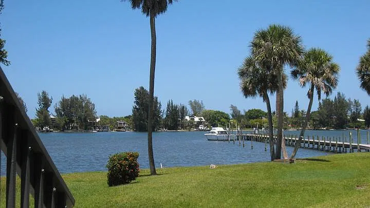 2 bed, 2.5 bath, 2400 sqft, $4,100 — Photo 3