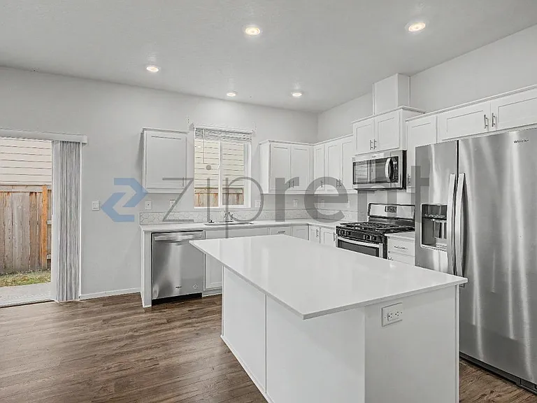 555 Stoller St — Photo 11