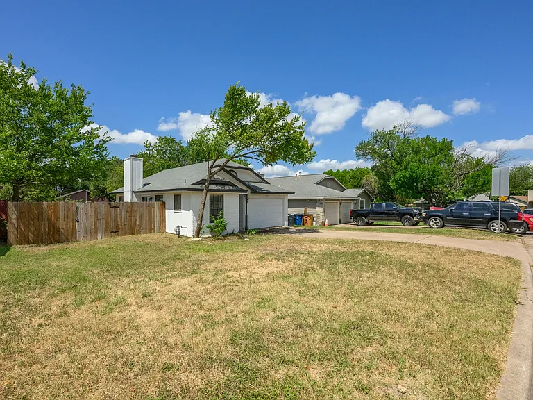 1303 Dominique Dr — Photo 2