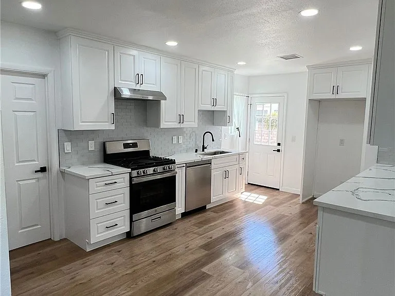 18736 Hart St — Photo 2