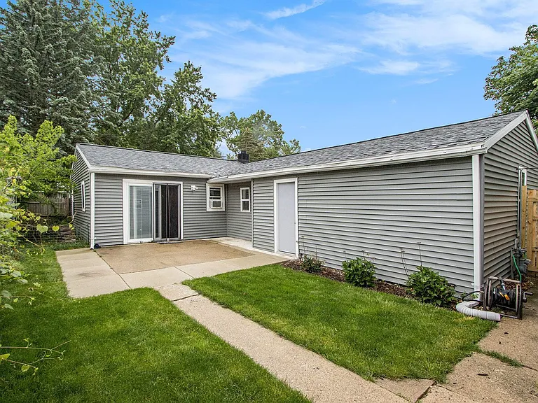 854 Upton Ave — Photo 15