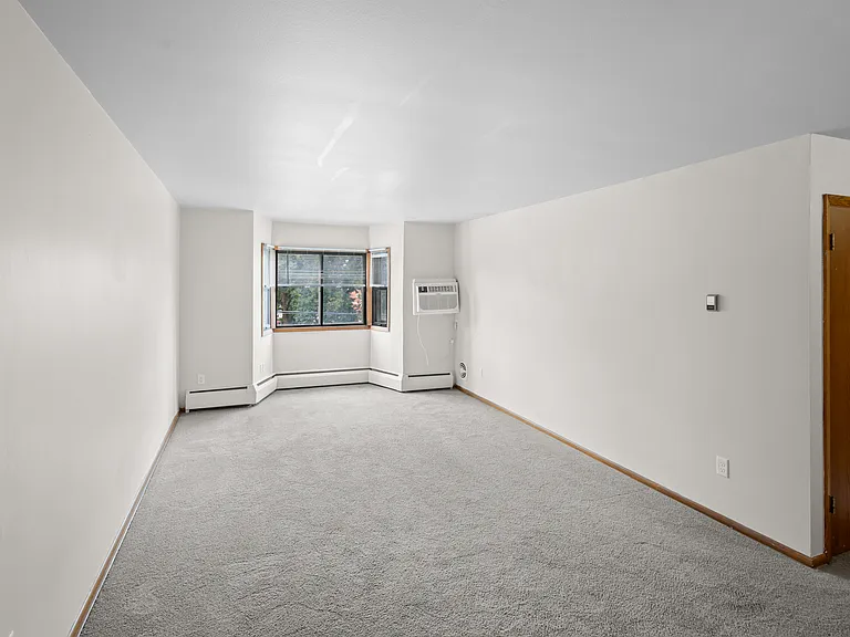 Lynn Plaza Apartments — Photo 25