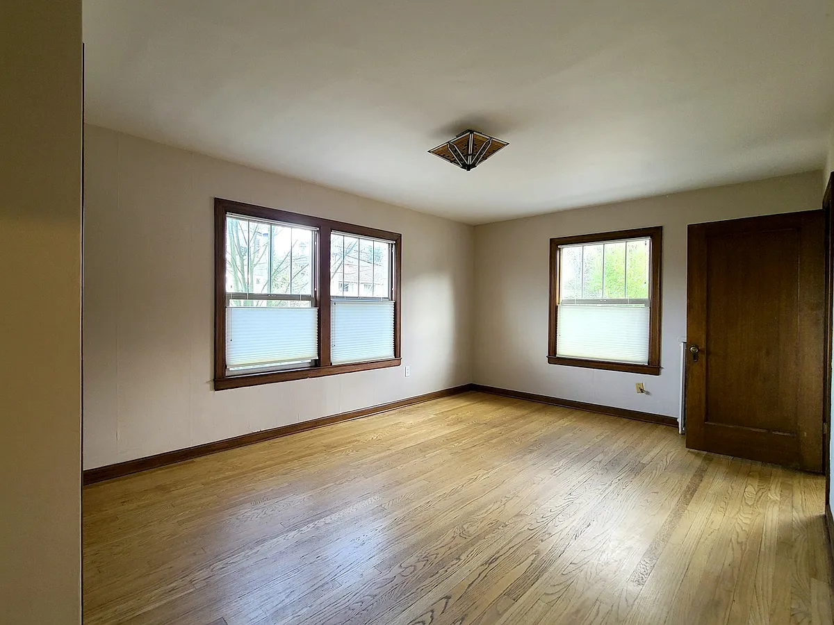 Building Photo - 956 10th Ave E #202