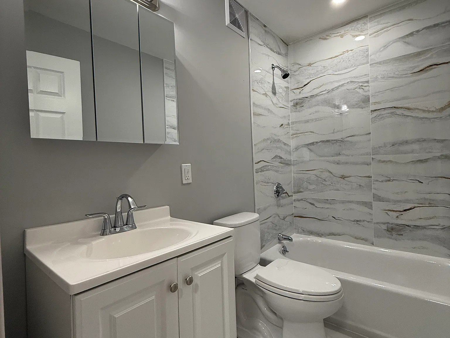 2 bed, 999 sqft, $2,700 — Photo 2