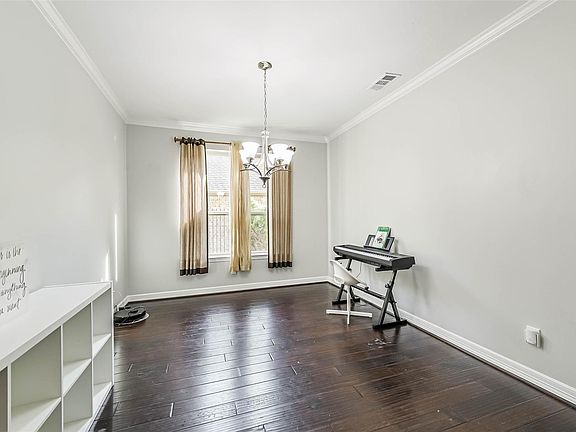 5th image of 170 Hearthshire Cir