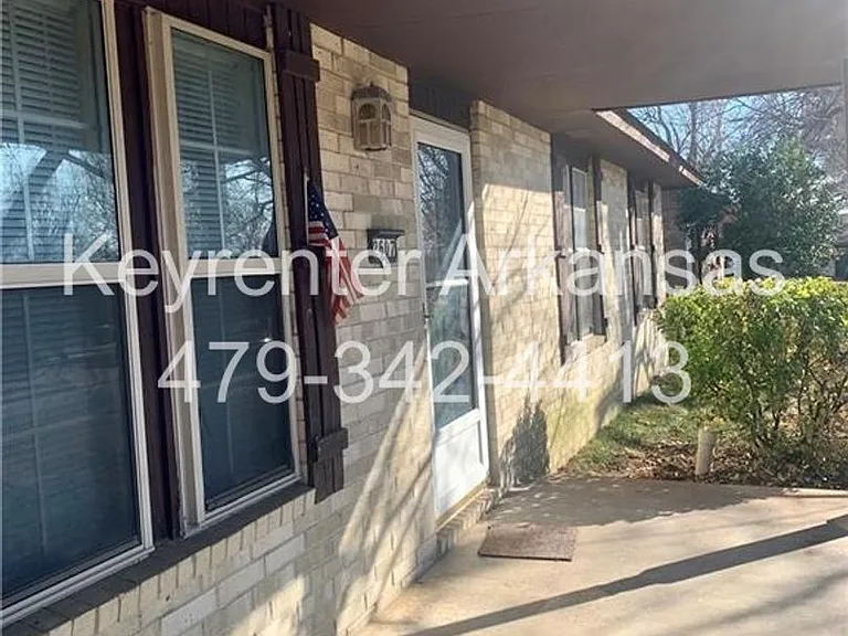 2607 Lee St — Photo 3
