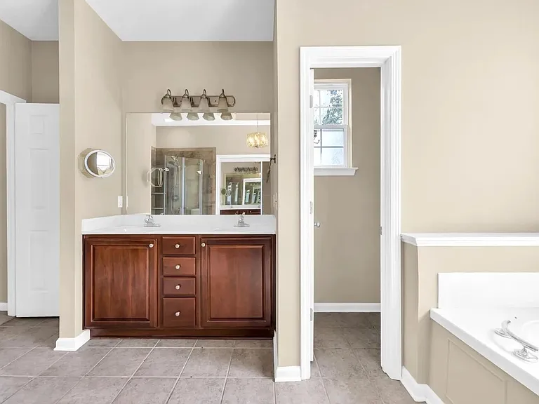 414 Carriage Lake Dr — Photo 16