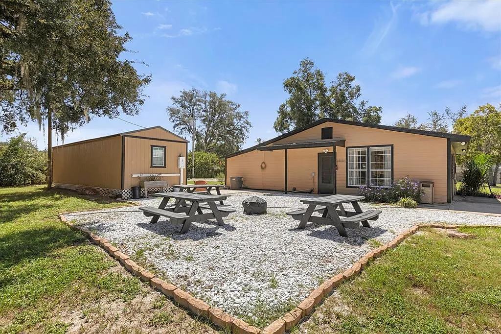 3 bed, 2.0 bath, 1696 sqft, $2,450 — Photo 2