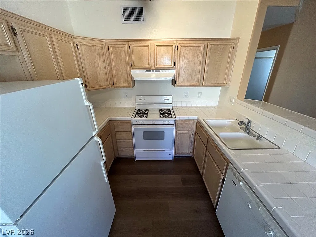 2110 Los Feliz St — Photo 4