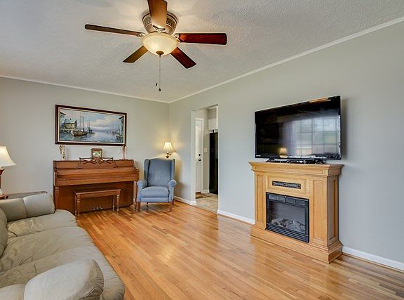 5th image of 688 Crestlyn Dr
