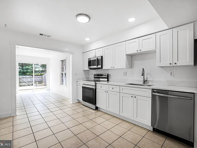 1134 Providence Ct — Photo 8