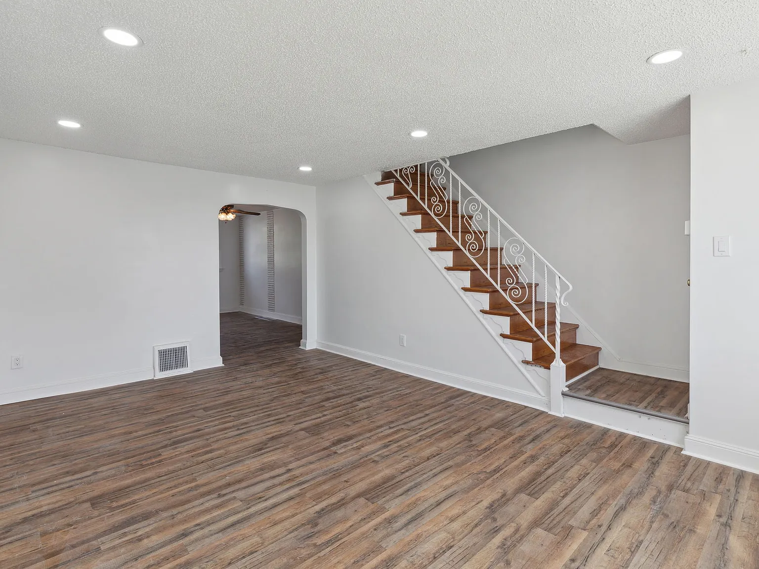 3 bed, 1352 sqft, $2,200 — Photo 4