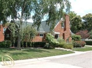 20642 Wedgewood Dr, Grosse Pointe Woods, MI 48236