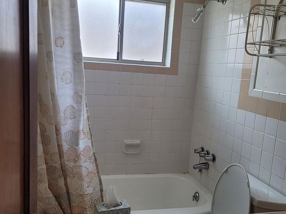 3rd image of 4126 Frankfort Ave