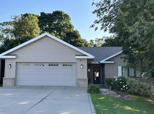 1260 Springbrook Dr, Baraboo, WI 53913