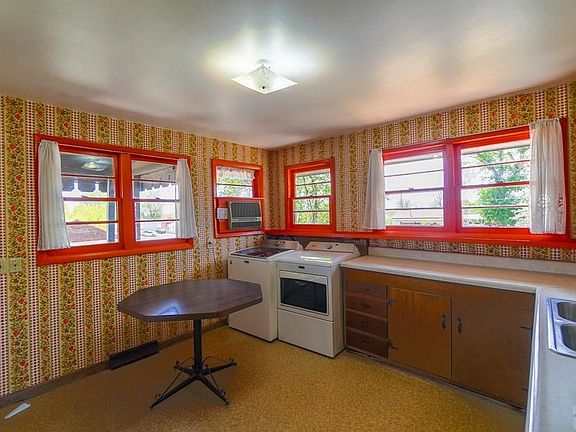 5th image of 902 E 14th St