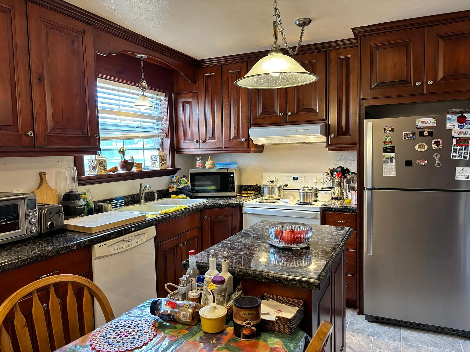 3 bed, 2.5 bath, 1600 sqft, $2,100 — Photo 3