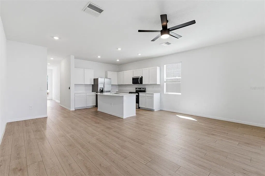 3 bed, 2.5 bath, 1758 sqft, $2,100 — Photo 4