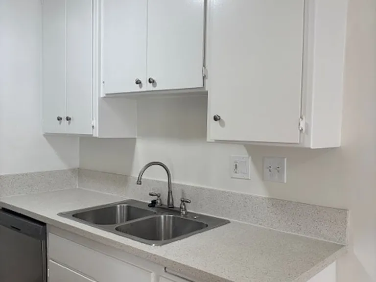 1435 S Bundy Dr — Photo 4