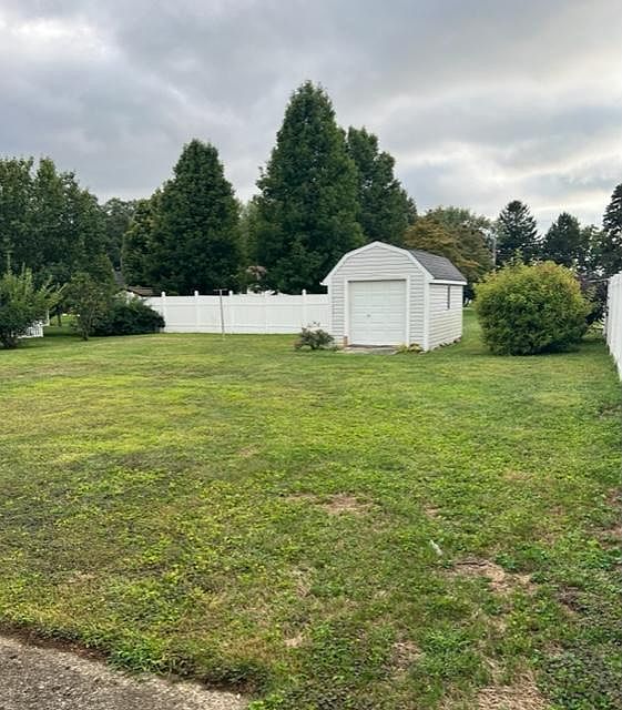 2nd image of 35 Lake Breeze Rd