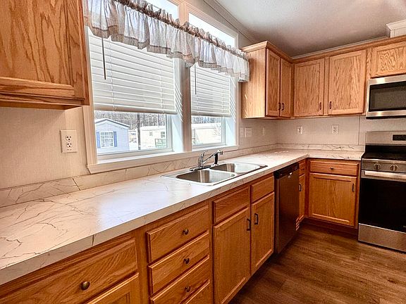 5th image of 106 Middle Rd