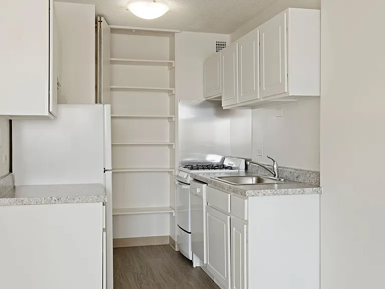 Rivergate Apartments — Photo 24