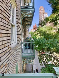 Rented by R New York