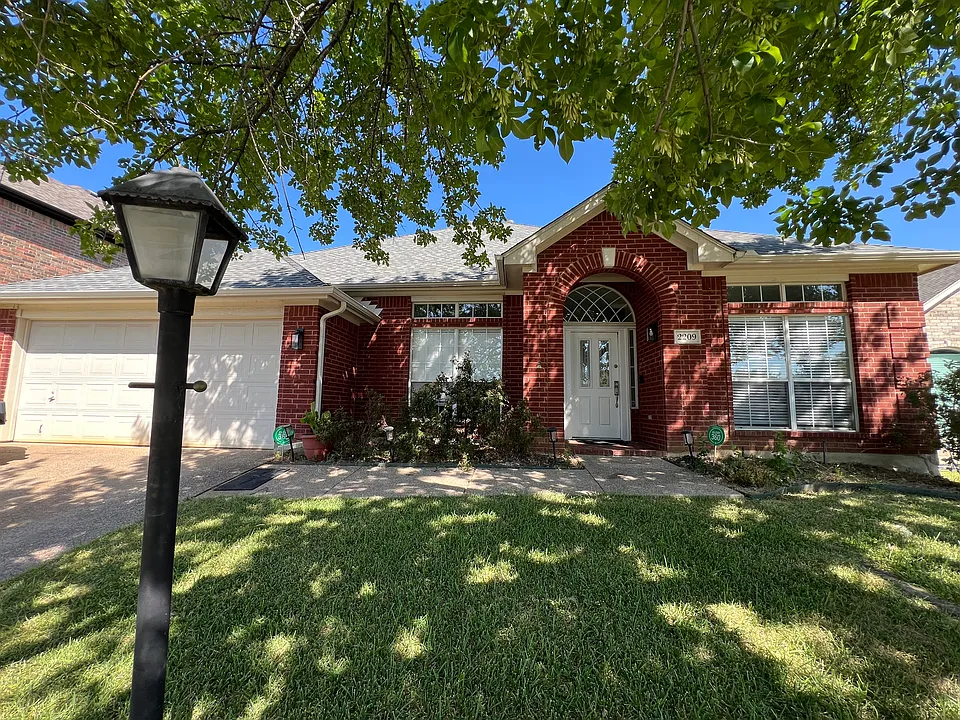 2209 Stennett Dr