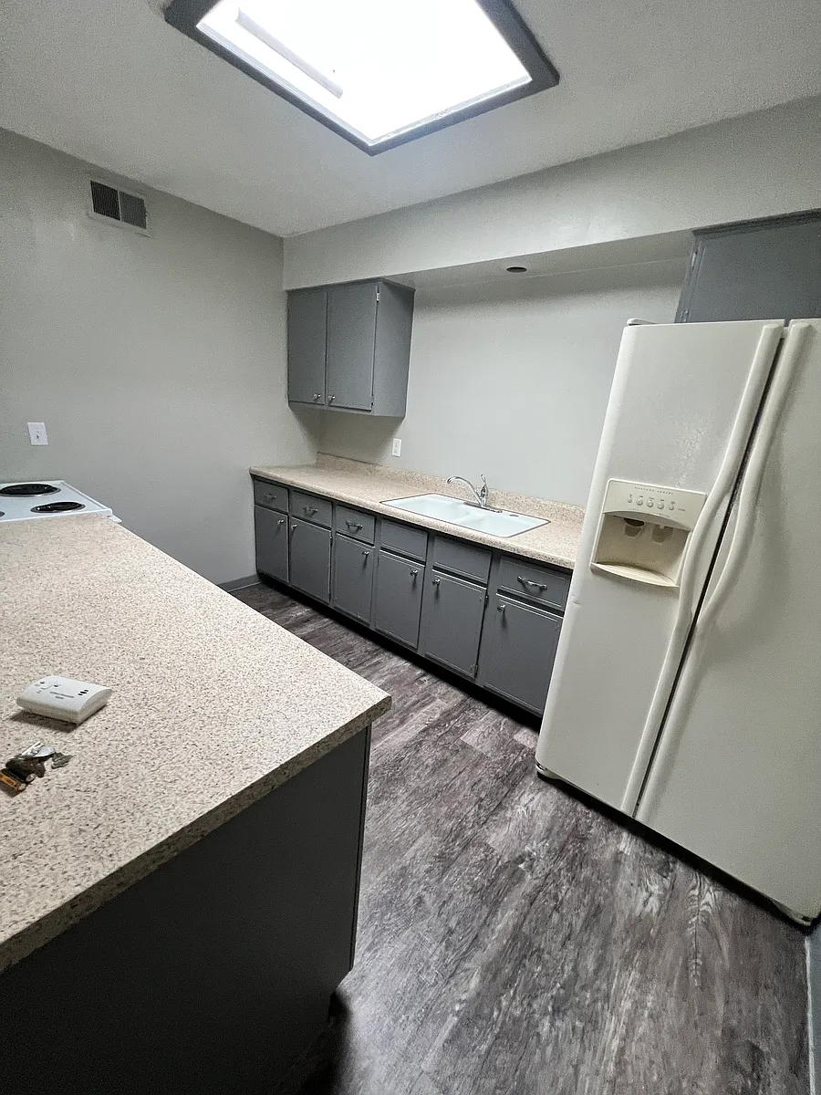 Building Photo - 2440 Shaker Ct #5