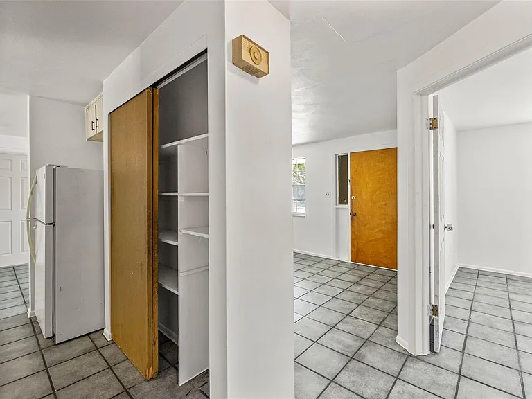 1050 Saxon Ln — Photo 10