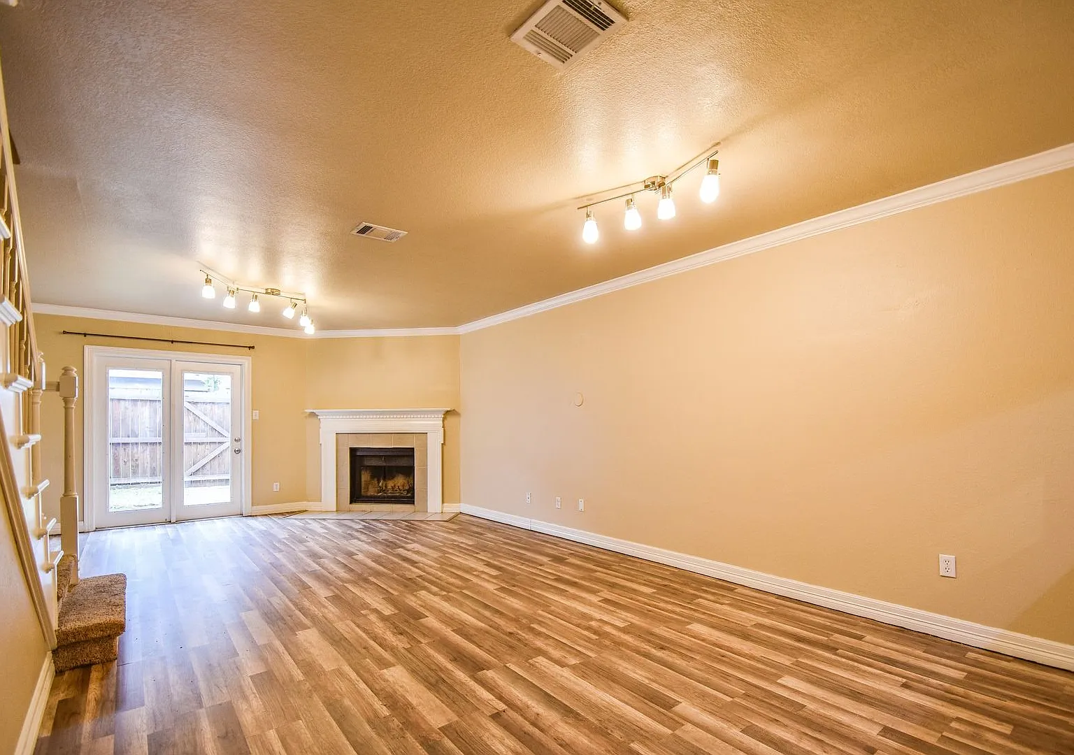 Beautifully crafted 2-1 home in the Euless area. — Photo 2
