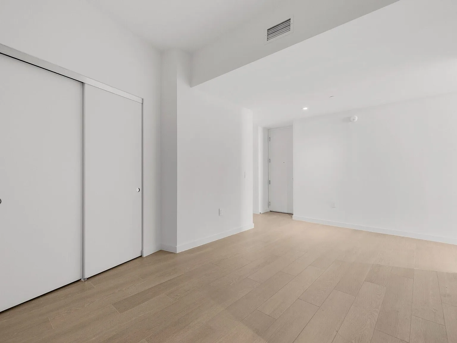 2 bed, 3.0 bath, 1819 sqft, $9,900 — Photo 3