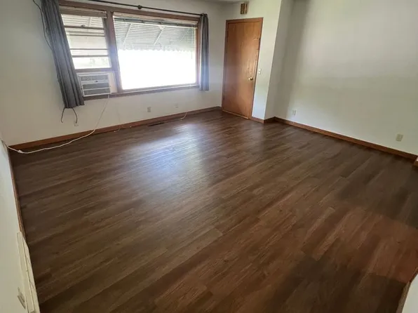 BOZ, 1729 S 4th St #3, Aberdeen, SD 57401