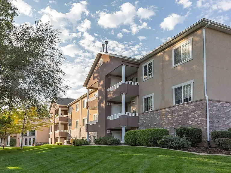 Riley Court — Photo 2