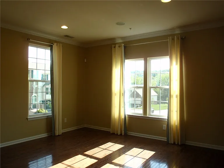 325 Broadstone Dr — Photo 4
