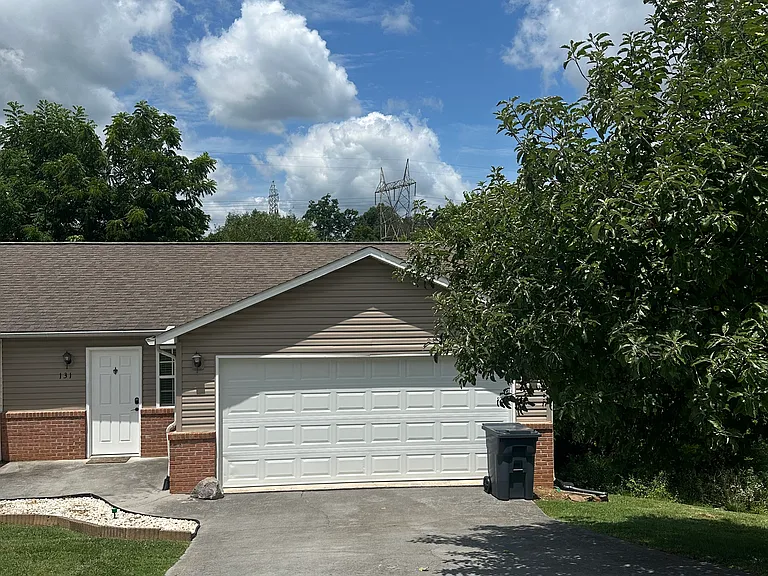 131 Lucy Ln — Photo 1