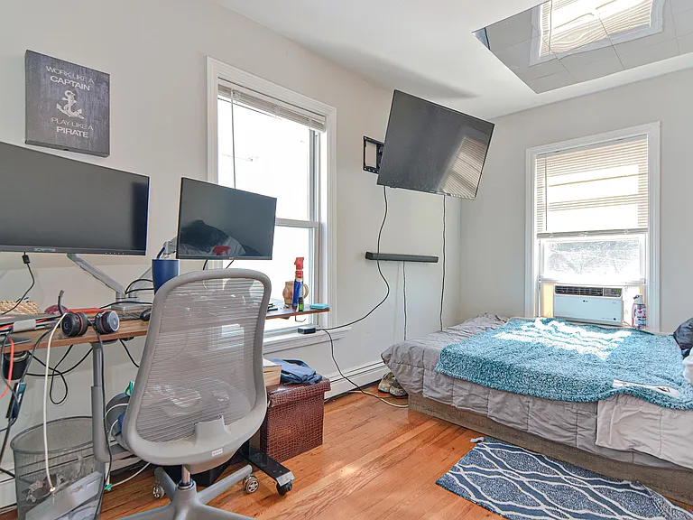 256 W 6th St #2 — Photo 9