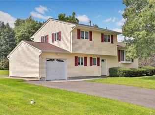 27 Surrey Ct, Pearl River, NY 10965