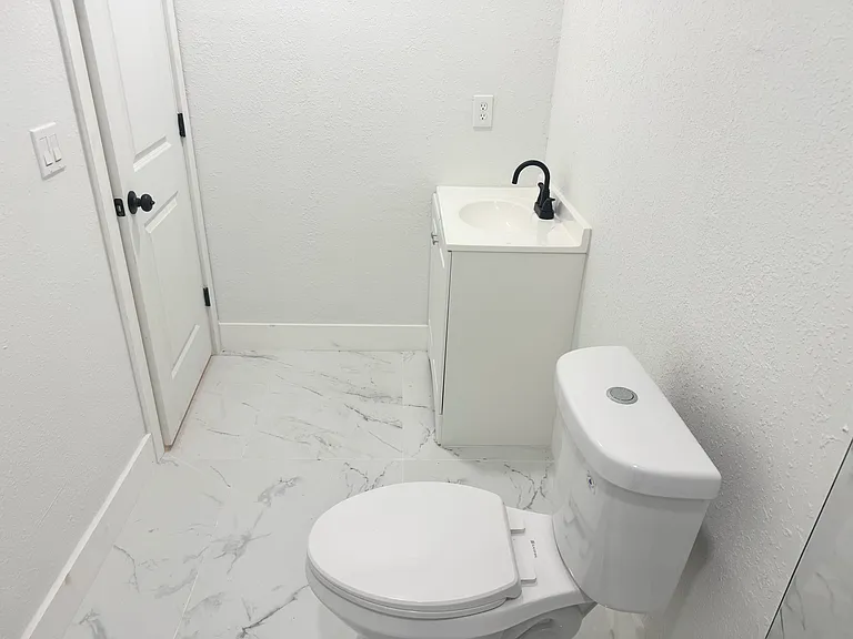 NE 2nd Pl — Photo 9