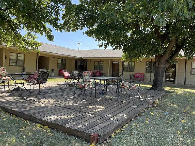 912 Canyon St — Photo 3