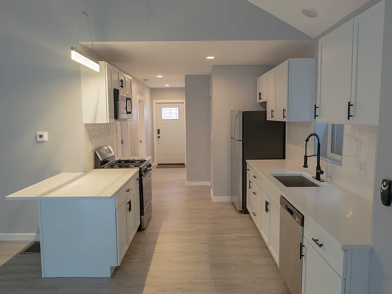 1819 S Laflin St — Photo 8